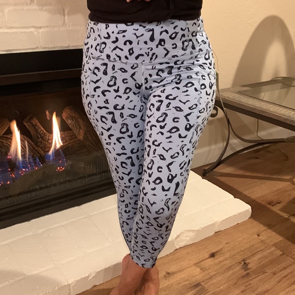Velocity Leggings Hi Rise Side Pockets Capri Length Activewear in Leopard Blue! - Picture 4 of 11